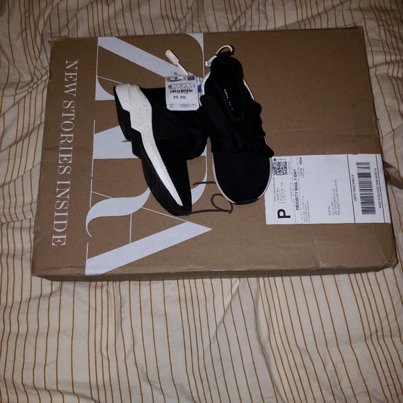 Sneaker - Picture 3 of 3